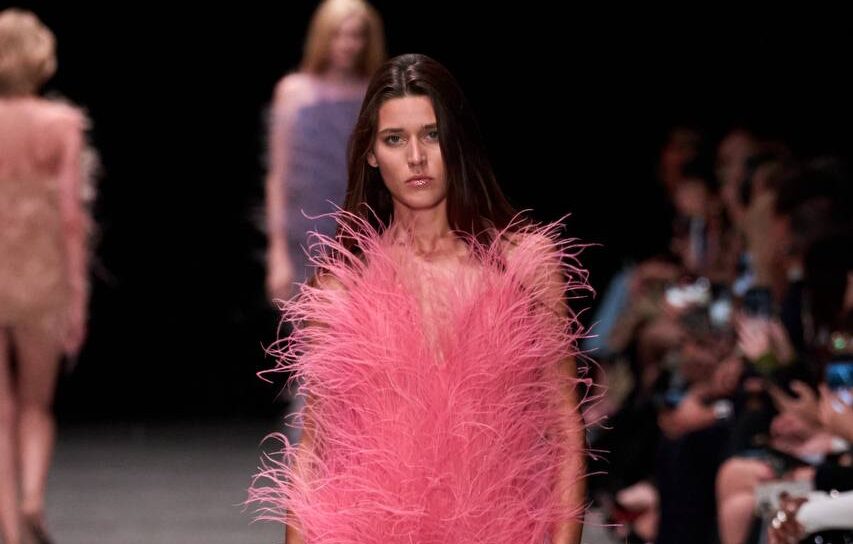 Stella McCartney präsentierte die erste vegane Feder der Welt